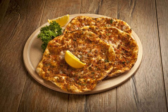Evde Restoran Kalitesinde Çıtır Çıtır Lahmacun Hamuru Nasıl Yapılır?